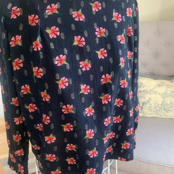 Top. Loft. Size Small. - Picture 3 of 4